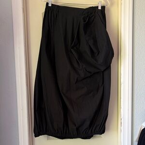 Moyuru Black A-Line Elastic Hem Midi Skirt